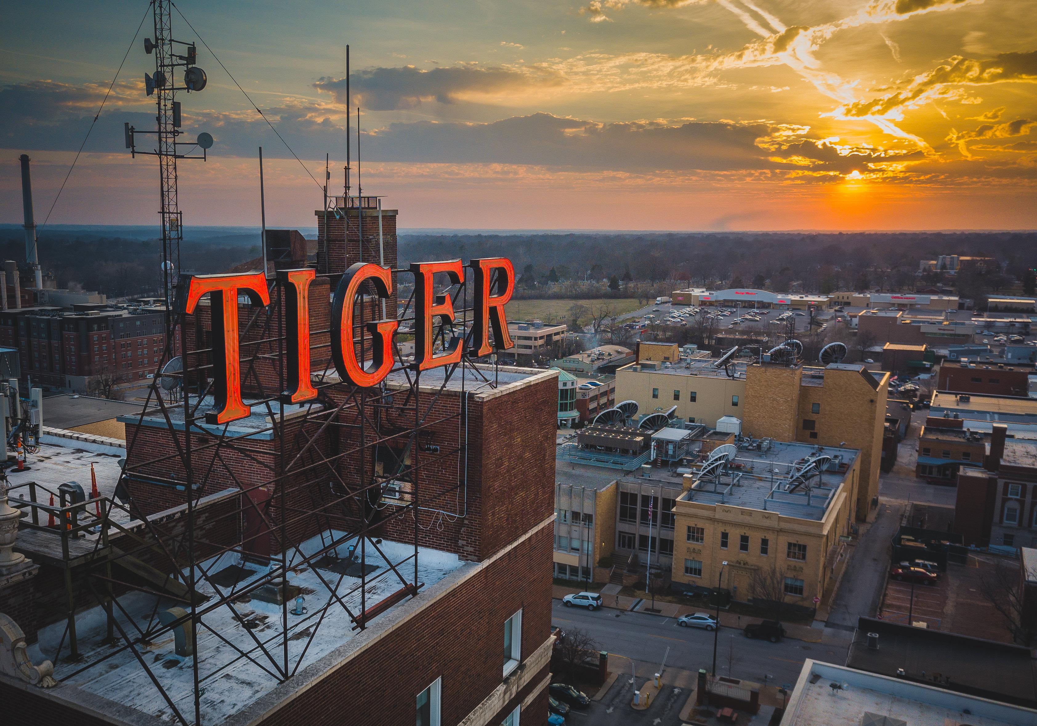 Voco The Tiger Hotel, Columbia, Mo By Ihg Екстериор снимка